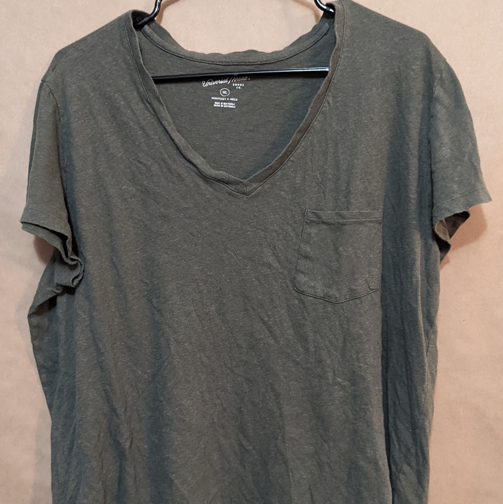Universal thread green front pocket v neck shirt